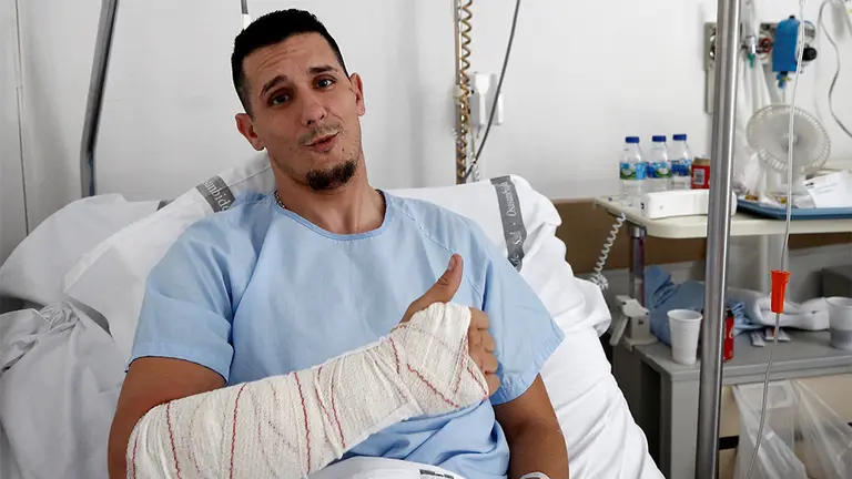 GRAFCAV6443. PAMPLONA (NAVARRA), 12/07/2019.- El valenciano Said Anton Gutiérrez se recupera en el Hospital de Navarra de la cogida que sufrió ayer tras ser empitonado en su brazo derecho por el toro "Condor", de la ganadería de Victoriano del Rio . EFE/ Jesús Diges