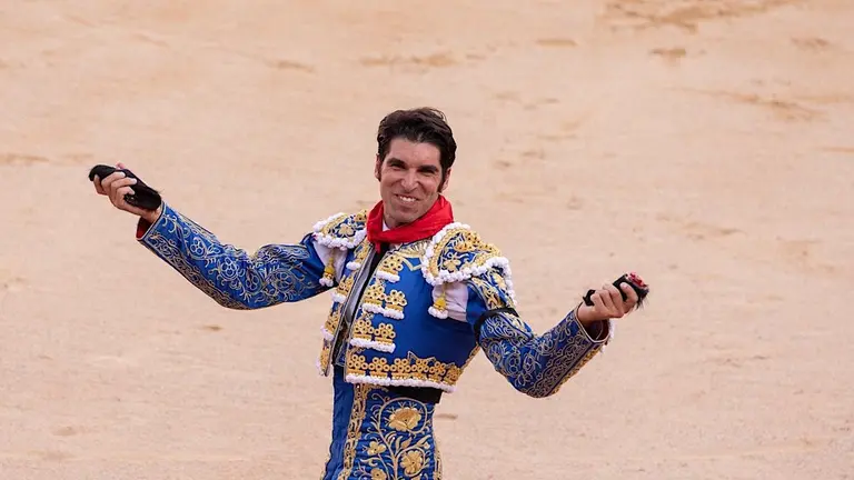 Cayetano con las dos orejas que ha cortado en su primer toro de la sexta corrida de los Sanfermines 2019 con la ganadería de Núñez del Cuvillo. MAITE H. MATEO