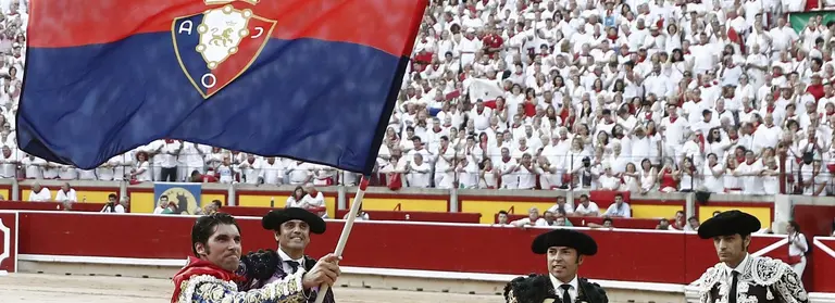 El torero Cayetano Rivera Ordoñez ondea una bandera del CD Osasuna a la finalización de su faena al segundo de su lote durante la corrida celebrada esta tarde en la plaza de toros de Pamplona, festejo de la Feria del Toro de los Sanfermines 2019, en la que ha compartido cartel con los diestros Miguel Angel Perera y Antonio Ferrera, lidiando reses de Nuñez del Cuvillo. EFE/Jesús Diges.