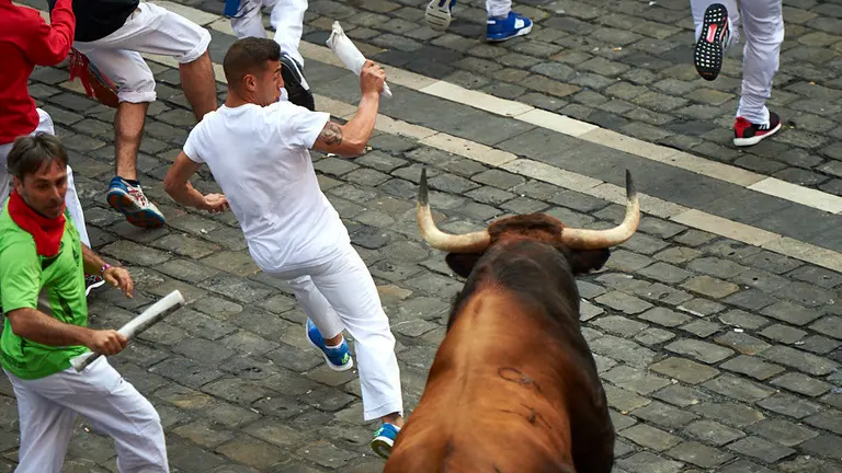 Séptimo encierro de las fiestas de San Fermín de 2019 con toros de la ganadería de La Palmosilla en el tramo del Ayuntamiento. MIGUEL OSÉS