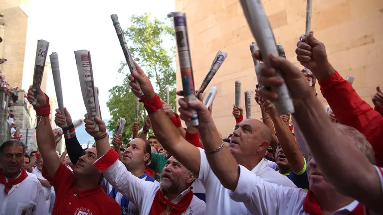Los mozos se encomiendan a San Fermín instantes antes de dar comienzo el séptimo encierro de los Sanfermines 2019, con toros de la ganadería de La Palmosilla, de Tarifa (Cádiz) .- EFE/Manuel Castells