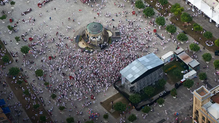 La Policía Nacional Recorre los cielos de Pamplona durante los sanfermines de 2019. MIGUEL OSÉS