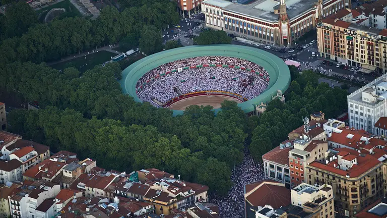 La Policía Nacional Recorre los cielos de Pamplona durante los sanfermines de 2019. MIGUEL OSÉS