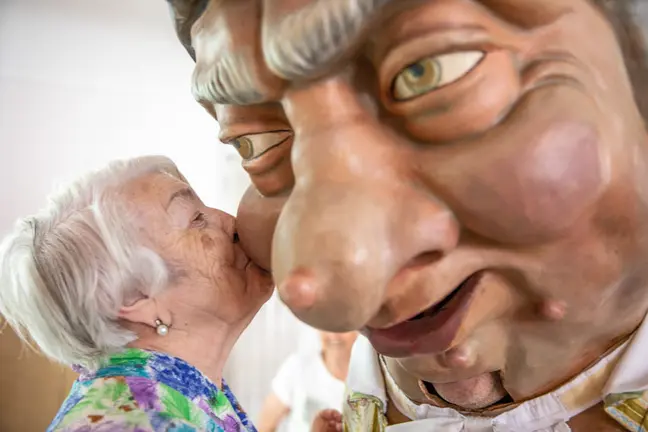 La Comparsa de Gigantes y Cabezudos visita la Meca y llena de ilusión a a sus residentes. Maite H. Mateo9