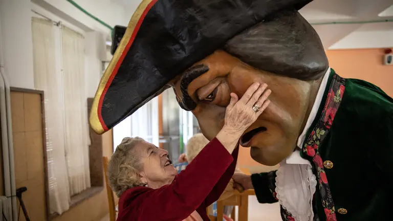 La Comparsa de Gigantes y Cabezudos visita la Meca y llena de ilusión a a sus residentes. Maite H. Mateo10