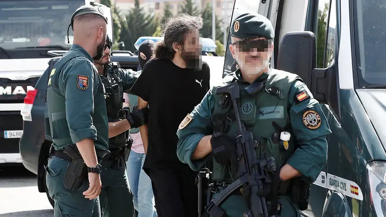 GRAFCAV6450. PAMPLONA (NAVARRA), 13/07/2019.- La Guardia Civil ha detenido este sábado en Pamplona a un exconvicto yihadista de 48 años acusado de reincidir en los delitos de enaltecimiento y adoctrinamiento terrorista, según han indicado a Efe fuentes de la lucha antiterrorista.El arresto, en el que ha colaborado el Centro Nacional de Inteligencia, se ha producido frente a un centro comercial del polígono industrial Agustinos, situado a las afueras de la ciudad y donde el hombre se encontraba en el interior de un camión. Las primeras investigaciones sobre el detenido, nacido en Marruecos, se remontan a 2015 y, tras más de un año de seguimiento de sus actividades, fue detenido en noviembre de 2016. EFE/ Jesús Diges