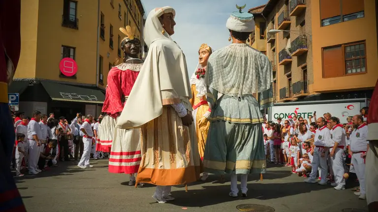 Los niños incansables acompañan a la Comparsa de Gigantes y Cabezudos por las calles de Pamplona. Maite H. Mateo38