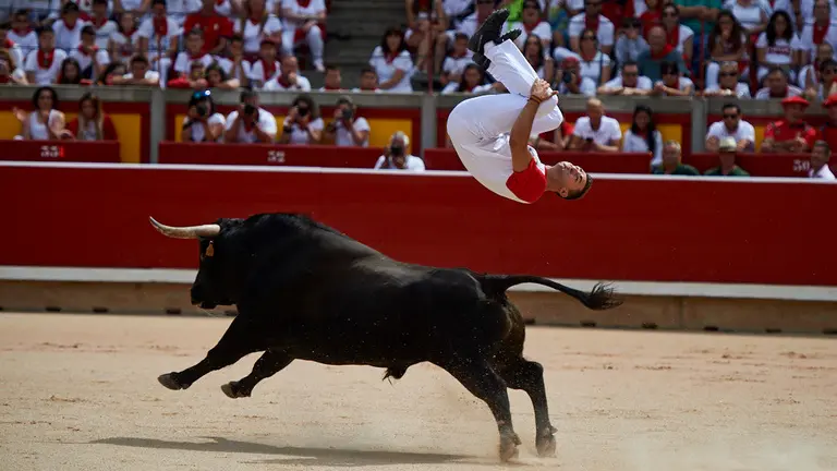 Concurso de recortadores de las fiestas de San Fermín de 2019 en la plaza de toros. MIGUEL OSÉS