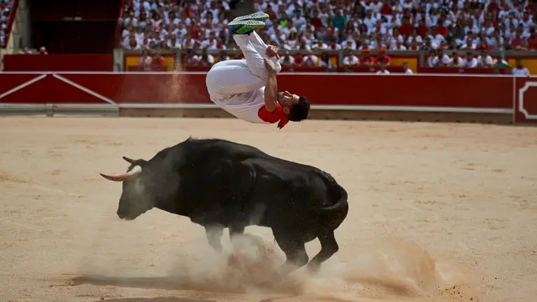 Concurso de recortadores de las fiestas de San Fermín de 2019 en la plaza de toros. MIGUEL OSÉS