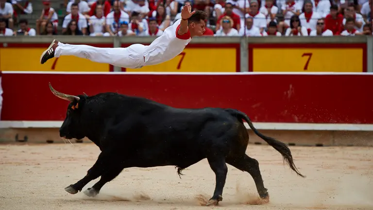 Concurso de recortadores de las fiestas de San Fermín de 2019 en la plaza de toros. MIGUEL OSÉS