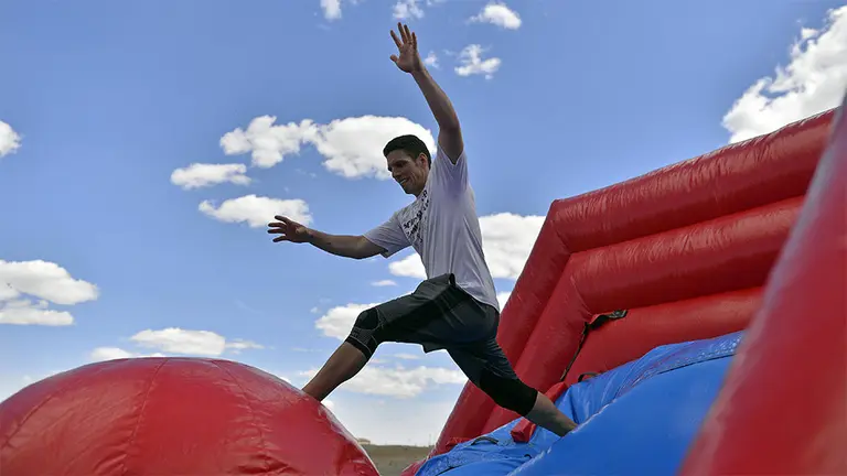 Imagen de un joven participando en un wipeout de hinchables como los que se instalar&aacute;n en la Plaza de los Fueros dentro de la Zona Joven ARCHIVO