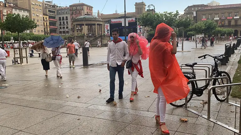 La lluvia irrumpe en plena Plaza del Castillo durante una tarde sanferminera en la que los paraguas han vuelto a ser la tónica predominante en un día marcado por el tiempo lluvioso NAVARRACOM1