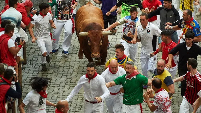 Último encierro de las fiestas de San Fermín 2019 con la ganadería de Miura en el tramo de la bajada al callejón. MIGULE OSÉS