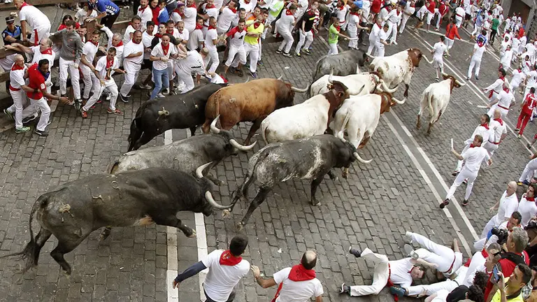 Los toros de la ganadería sevillana de Miura, a su paso por la Plaza Consistorial, durante el octavo y último encierro de los Sanfermines 2019. EFE/VILLAR LÓPEZ