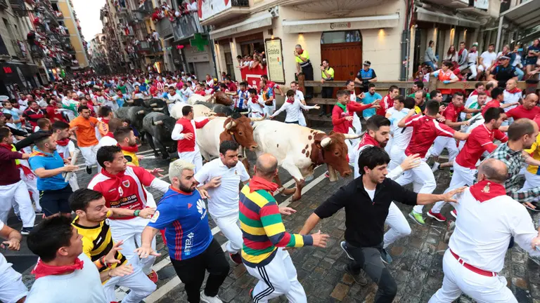 Ultimo encierro por los Miura en su paso por Telefonica. Alejandro Velasco-2