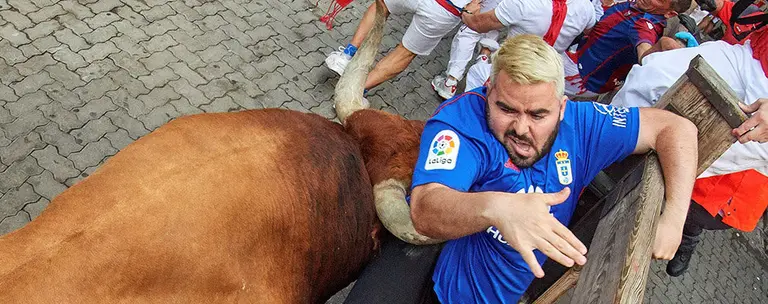Los toros de la ganadería sevillana de Miura, a su paso por el tramo de Telefónica, durante el octavo y último encierro de los Sanfermines 2019. EFE/Daniel Fernández