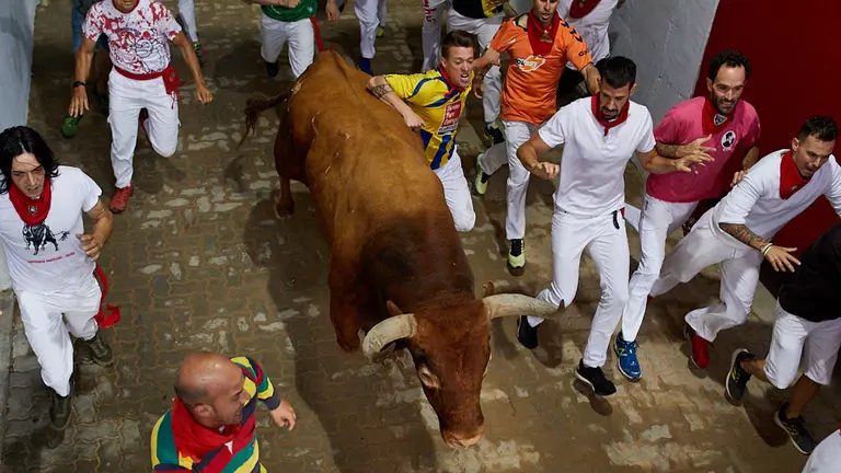 Octavo encierro de los Sanfermines de 2019 con la ganadería de Miura en el tramo de Telefónica y la bajada del callejón. IÑIGO ALZUGARAY