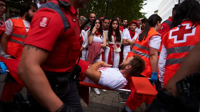 Atenciones en el octavo encierro de San Fermín 2019 con Miura en la bajada al callejón. PABLO LASAOSA 1
