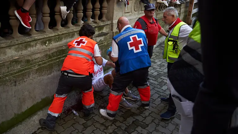 Atenciones en el octavo encierro de San Fermín 2019 con Miura en la bajada al callejón. PABLO LASAOSA