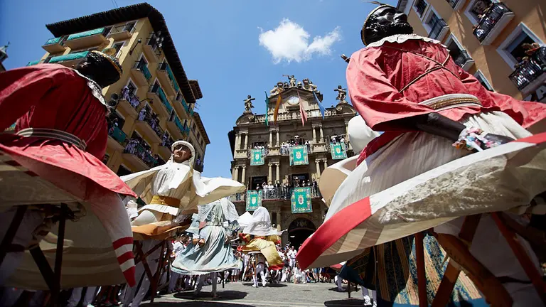La Comparsa de Gigantes y Cabezudos se despide de los Sanfermines 2019 en la Plaza Consistorial de Pamplona. IÑIGO ALZUGARAY