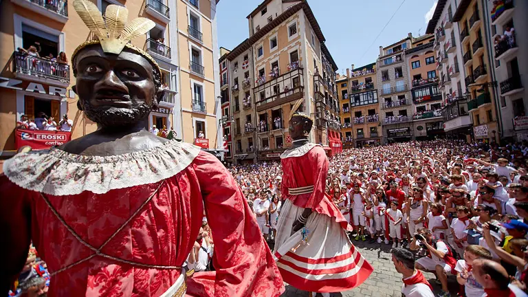 La Comparsa de Gigantes y Cabezudos se despide de los Sanfermines 2019 en la Plaza Consistorial de Pamplona. IÑIGO ALZUGARAY