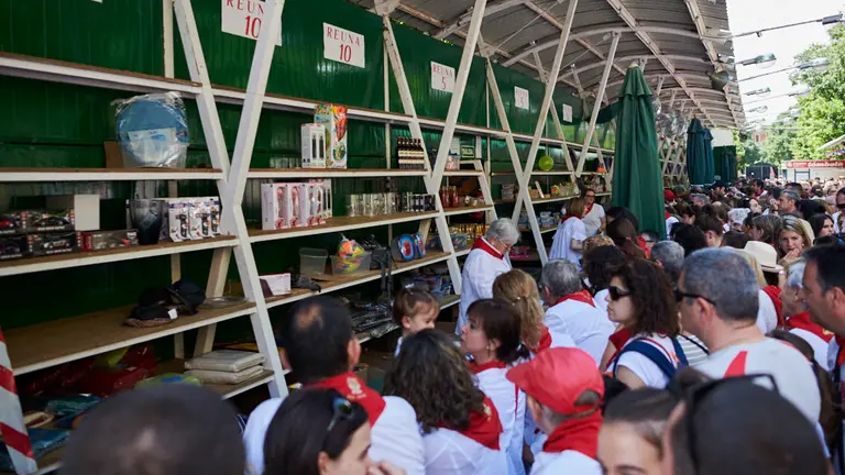 La tómbola de Cáritas en el último día de San Fermín 2019. PABLO LASAOSA (9)