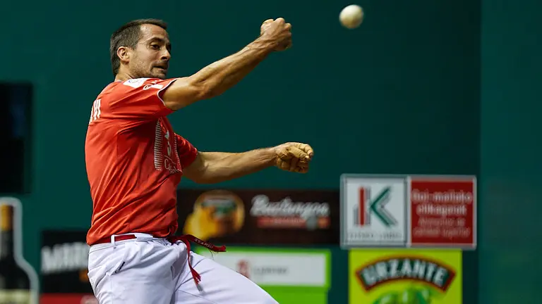 Ezkurdia-Zabaleta han vencido a Bengoetxea-Imaz en la final del Torneo de San Fermín de Parejas 2019 en el frontón Labrit de Pamplona. IÑIGO ALZUGARAY