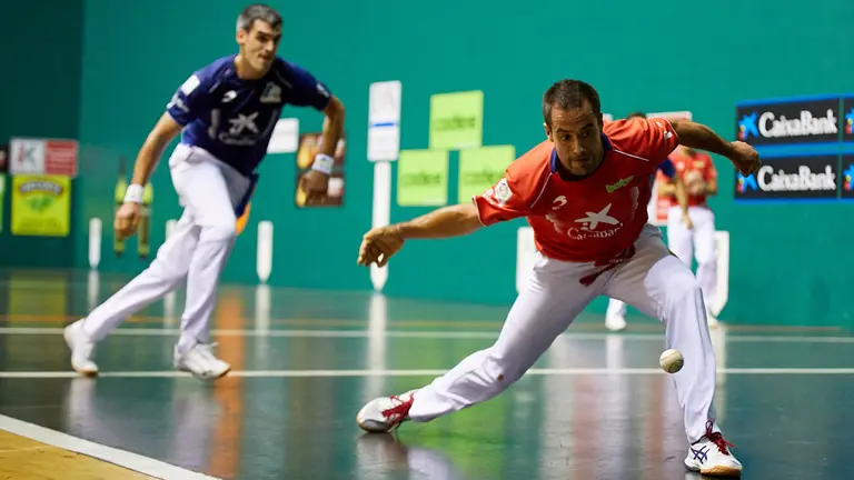 Ezkurdia y Bengoetxea en la final del Torneo de San Fermín de Parejas 2019 en el frontón Labrit de Pamplona. IÑIGO ALZUGARAY