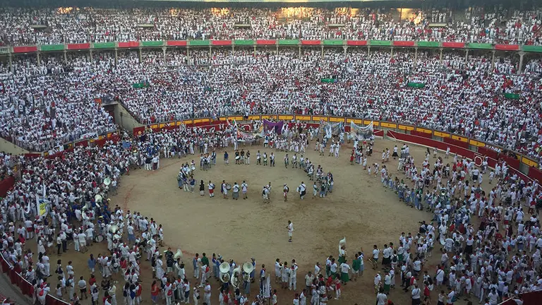 Despedida de la Plaza de Toros después de la corrida de Miura en Pamplona. Navarra.com