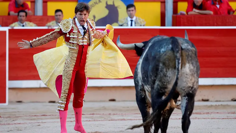 El diestro francés Juan Leal en su faena al primero de su lote durante la última corrida de la Feria del Toro de Sanfermín, celebrada en la plaza de toros de Pamplona, compartiendo cartel con Rafael Rubio &#34;Rafaelillo&#34; y Octavio Chacón, lidiando reses de Miura. EFE/Villar López.