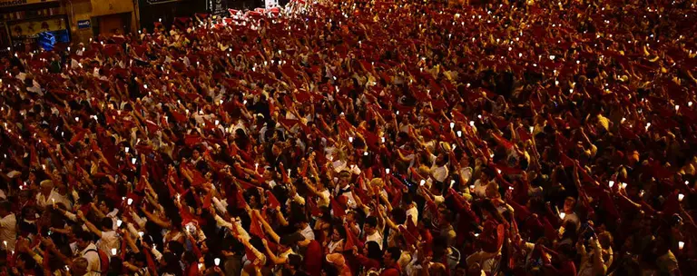 Miles de personas despiden los Sanfermines de 2019 entonando el Pobre de Mí en la Plaza del Ayuntamiento PABLO LASAOSA1