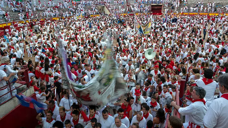 Salida de las peñas de la Plaza de Toros tras la última corrida de Miura para cerrar la Feria del Toro de Sanfermines. EFE/EPA/JIM HOLLANDER
