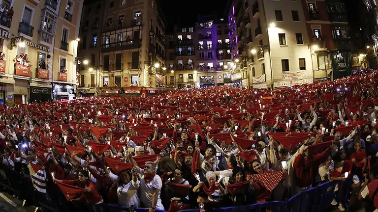 GRAF4408. PAMPLONA (NAVARRA), 14/07/2019. Miles de personas han despedido desde la Plaza del Ayuntamiento de Pamplona los Sanfermines de 2019, con velas encendidas y entonando el tradicional &#34;Pobre de mí&#34;, con el que han expresado su pesar por el final de las fiestas celebradas en la capital navarra desde el pasado 6 de julio. EFE/Jesús Diges.