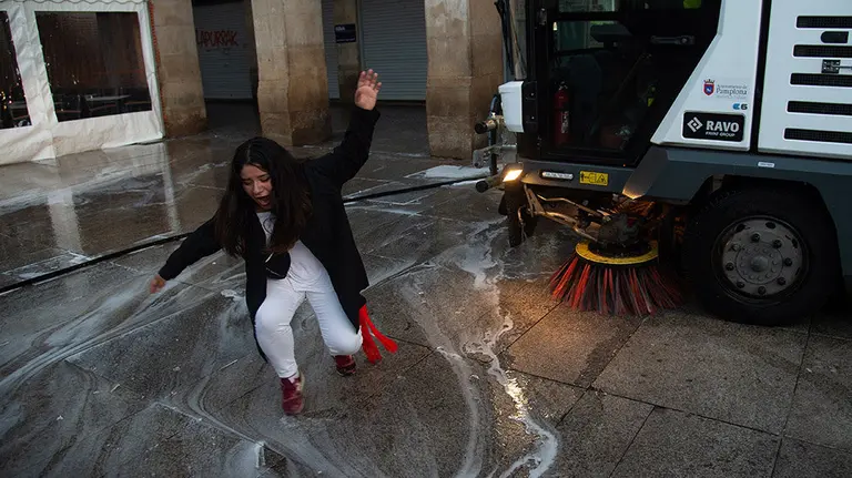 GRAFCAV6456. PAMPLONA (NAVARRA), 15/07/2019.- Los servicios de limpieza del Ayuntamiento de Pamplona se afanan ste lunes en dejar limpia la ciudad en su vuelta a la normalidad tras la celebraci&oacute;n de las fiestas de San Ferm&iacute;n. EFE/I&ntilde;aki Porto.