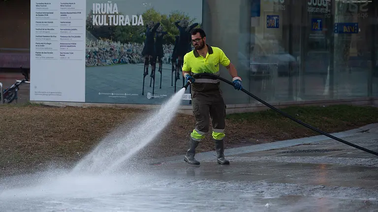 Los servicios de limpieza del Ayuntamiento de Pamplona se afanan este lunes en dejar limpia la ciudad en su vuelta a la normalidad tras la celebración de las fiestas de San Fermín. EFE/Iñaki Porto.
