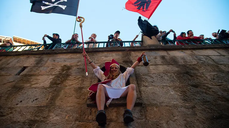 GRAFCAV6460. PAMPLONA (NAVARRA), 15/07/2019.- Los jóvenes de Pamplona alargan la fiesta participando este lunes en el llamado encierro de la "Villavesa".EFE/ Iñaki Porto