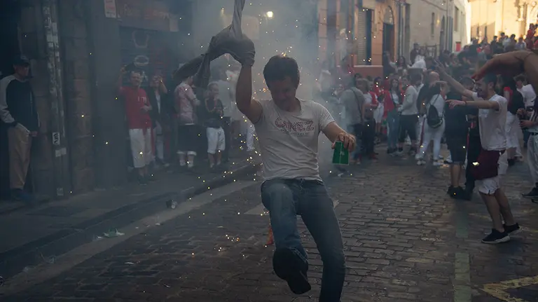 GRAFCAV6462. PAMPLONA (NAVARRA), 15/07/2019.- Los jóvenes de Pamplona alargan la fiesta participando este lunes en el llamado encierro de la "Villavesa".EFE/ Iñaki Porto