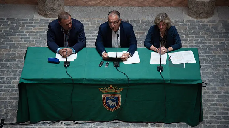GRAFCAV6478. PAMPLONA (NAVARRA), 15/07/2019.- El alcalde de Pamplona, Enrique Maya (c), ha hecho balance este lunes de los pasados Sanfermines acompañado por el concejal delegado de Seguridad Ciudadana, Javier Labairu (i), y la concejala delegada de Cultura e Igualdad, María García-Barberena. EFE/Iñaki Porto.