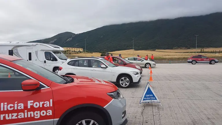 Uno de los controles de la Policía Foral en un acceso a Pamplona durante la campaña especial de Sanfermines. POLICÍA FORAL