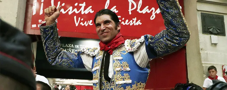 GRAF3423. PAMPLONA (NAVARRA), 12/07/2019. El torero Cayetano Rivera Ordoñez sale a hombros por la puerta grande de la Plaza de Toros de Pamplona tras cortar cuatro orejas durante la corrida celebrada esta tarde en el coso pamplonica, incluido en la Feria del Toro de los Sanfermines 2019, compartiendo cartel con los diestros Miguel Angel Perera y Antonio Ferrera, lidiando reses de Nuñez del Cuvillo. EFE/Jesús Diges.