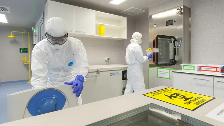 Dos investigadores en el laboratorio de bioseguridad UNIVERSIDAD DE NAVARRA