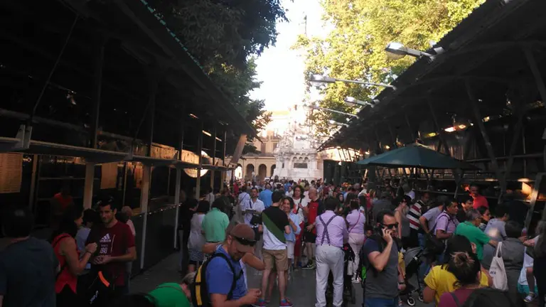 La T&oacute;mbola de C&aacute;ritas vende sus &uacute;ltimos boletos antes de cerrar la edici&oacute;n de 2019 en el Paseo de Sarasate tras el final de los Sanfermines NAVARRACOM