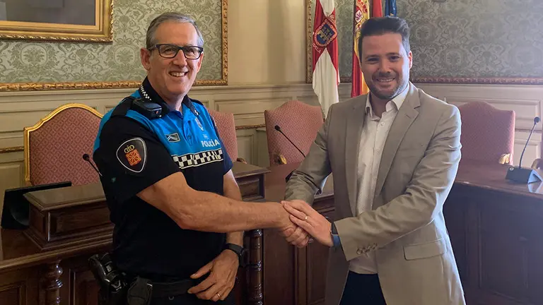 El alcalde de Tudela, Alejandro Toquero, junto al nuevo Jefe de Policia Municipal, Juan Cruz Ruiz Gómara Foto AYUNTAMIENTO DE TUDELA