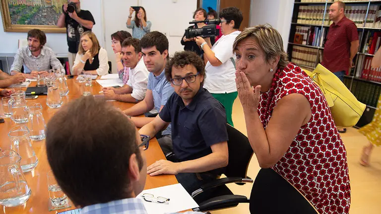 GRAFCAV6491. PAMPLONA (NAVARRA), 16/07/2019.- La parlamentaria de IU, Marisa Simón (d), lanza un beso a los miembros del PSN-PSOE a su llegada este martes a la reunión en el Parlamento Navarro, en Pamplona, dentro de la ronda de contactos que mantienen con otros partidos para formar gobierno. EFE/Iñaki Porto