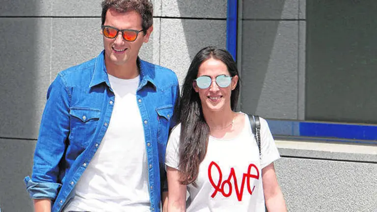 Albert Rivera y Malú saliendo del hospital. ARCHIVO