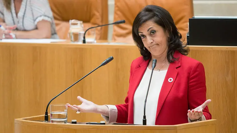 GRAF5066. LOGROÑO, 16/07/2019.- La candidata socialista a la Presidencia del Gobierno de La Rioja, Concha Andreu, se somete este martes, tras la intervención de los portavoces parlamentarios, a la primera votación de investidura, para lo que cuenta con 16 votos -15 PSOE y uno de IU-. Andreu no ha logrado la mayoría absoluta necesaria al no contar con el apoyo de la diputada de Podemos, Raquel Moreno. EFE/ Raquel Manzanares