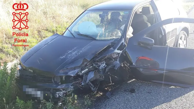Imagen de un vehículo accidentado a la altura de Obanos en la A-12. POLICÍA FORAL