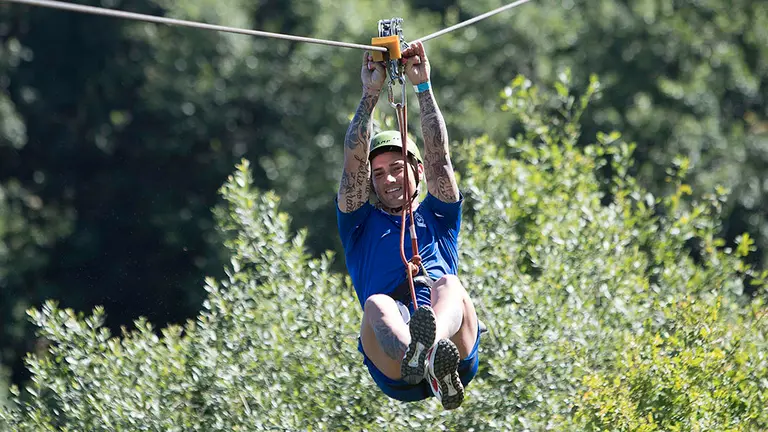 El delantero rojillo Chimy Ávila en una de las tirolinas de Irisarriland. OSASUNA
