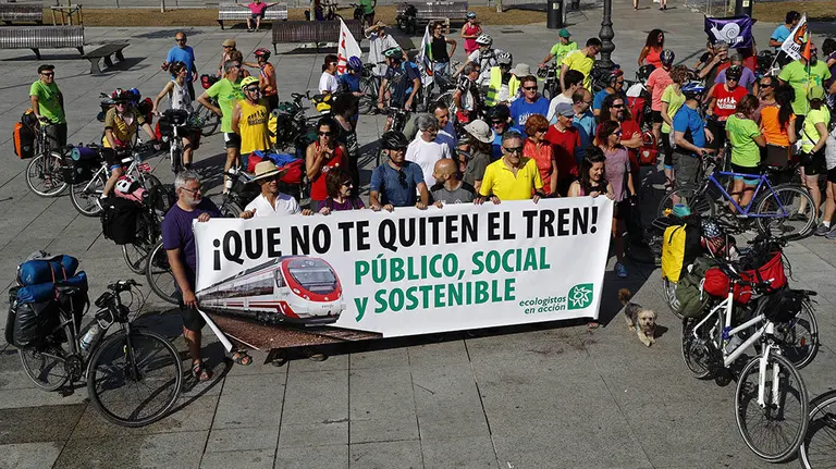 GRAF6910. PAMPLONA (NAVARRA), 20/07/2019.- Una marcha ciclista, organizada por la organización estatal "Con Bici", ha partido este sábado de la Plaza del Castillo de Pamplona bajo el lema "No al despilfarro de la alta velocidad" en su apuesta por una movilidad sostenible "que forme parte de la solución a la urgencia climática que estamos viviendo y vamos a padecer en las próximas décadas". EFE/Villar López