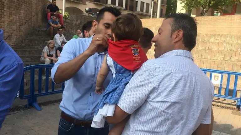 Colocación de pañuelos a los nacidos en el 2018 en Tudela AYUNTAMIENTO DE TUDELA (2)